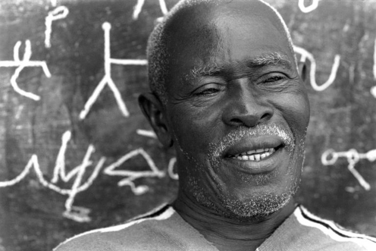 Lire la suite à propos de l’article 7 décembre – Dr Xavier Bonnemaison : Frédéric Bruly Bouabré :  Délirer pour transmettre en terre colonisée